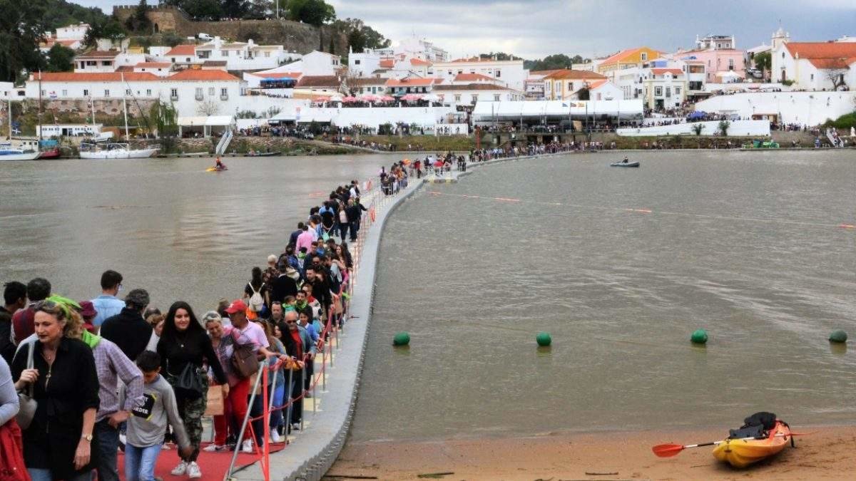 España y Portugal fusionan sus culturas y se unen con un puente peatonal en el Festival del Contrabando